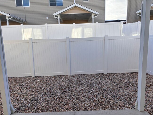 Foto del edificio - 3 Bed Townhome with Washer/Dryer/Fridge Av...