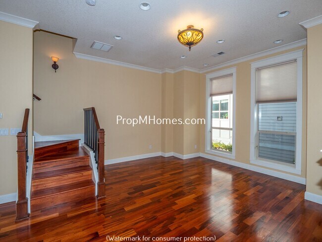 Building Photo - Stunning Upscale Two Bedroom Townhouse in North Portland - Prime Location!
