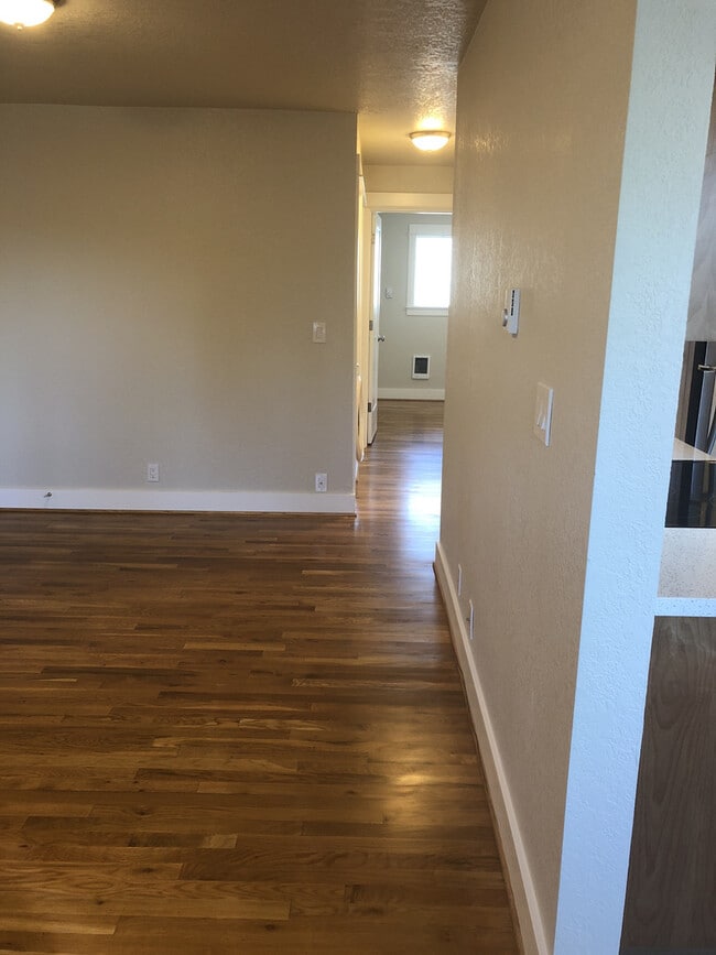 Foto del edificio - New 2bd Hardwoods, W/D, Quartz, Tiled, Bik...