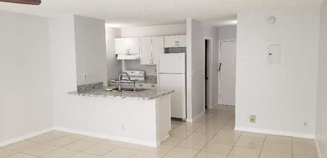 Building Photo - 2701 Riverside Dr