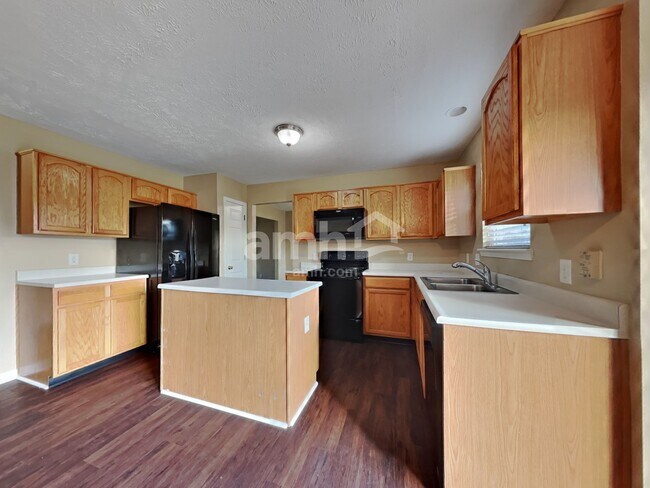 Foto del edificio - 5825 Columbia Cir