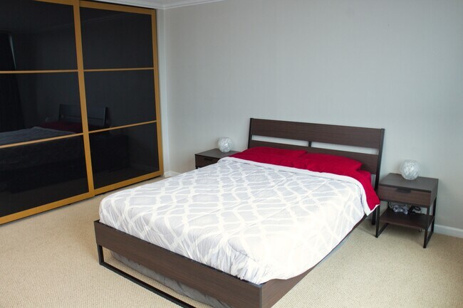 Dormitorio espacioso con armarios empotrados estilo California. - 4540 8th Ave NE
