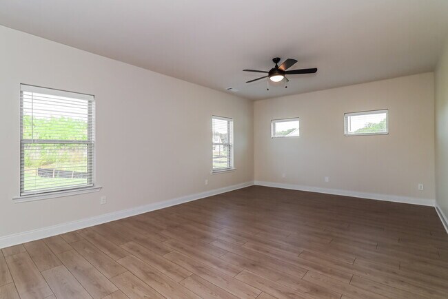 Foto del edificio - 225 Cantrell Dr