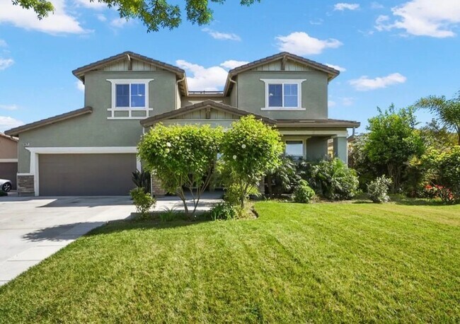 Foto del edificio - This stunning corner home offers 4 spaciou...