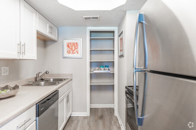 1BR, 1BA - 623SF - Kitchen - St. Charles Row