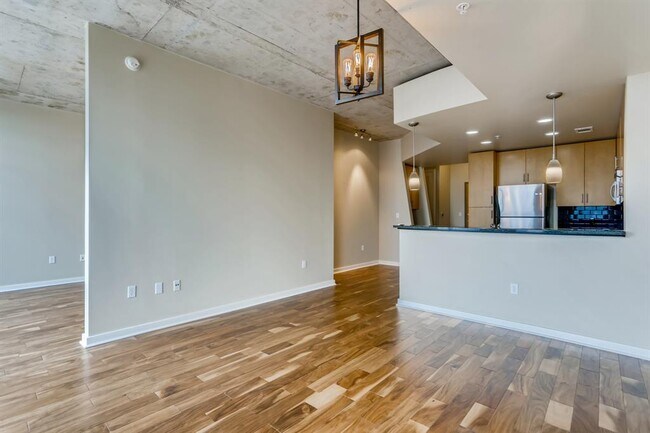 Building Photo - 360 Nueces St