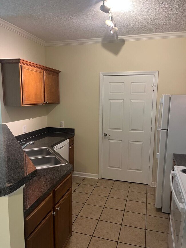 Foto del edificio - Available now. Great 2 BR unit in The Concord!