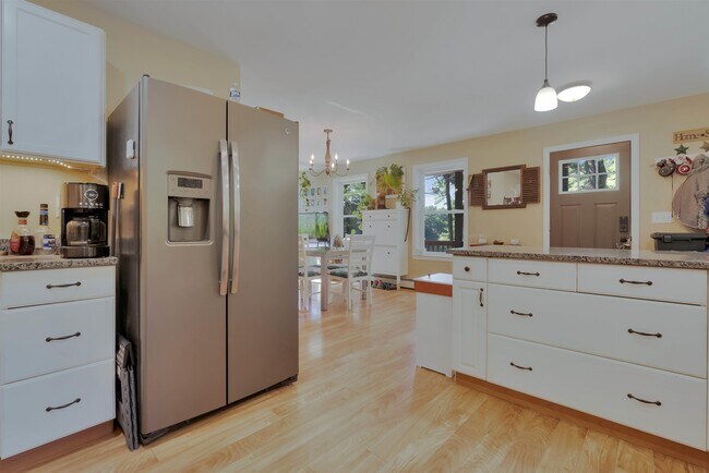 Foto del edificio - 77 Barkers Pond Rd