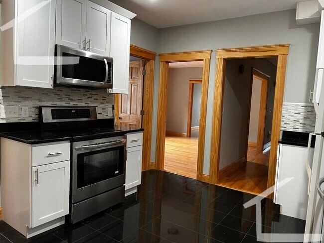 Foto del edificio - Modern Gem near BU!  Spacious, Sunny and Professionally managed.  4 baths