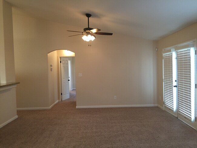 Foto del edificio - Beautiful 3 Bed 2 Bath in Riverlakes Commu...