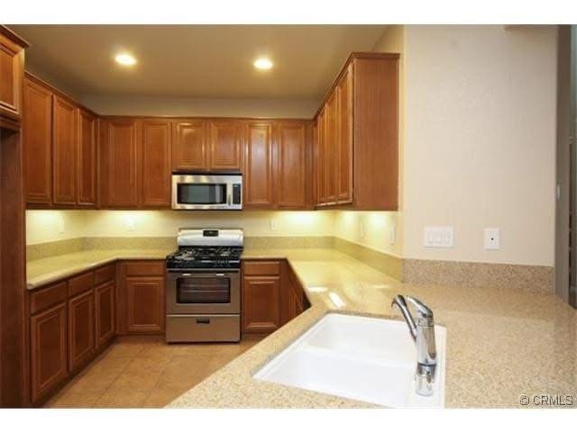 Foto del edificio - 15953 Begonia Ave