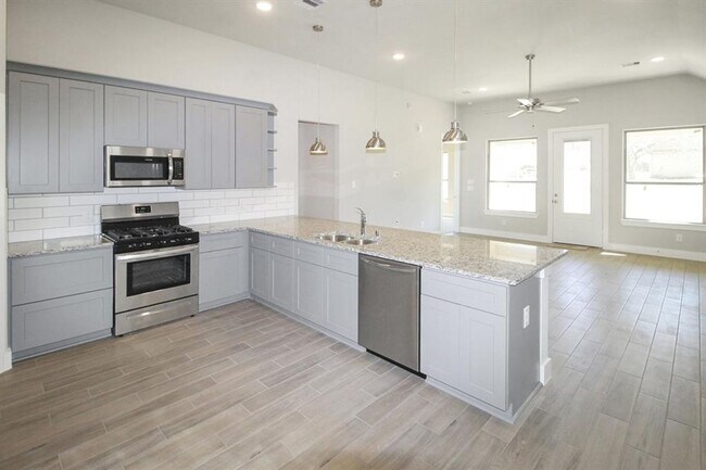 Foto del edificio - Like New Home in the gated community of Point Aquarius