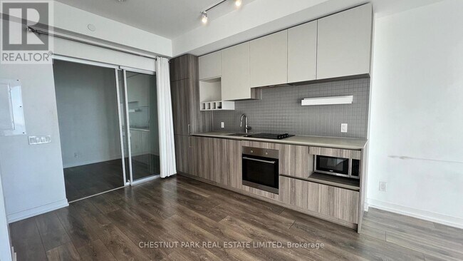 Photo du bâtiment - 898 Portage Pkwy