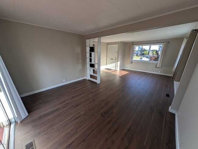 Foto del edificio - Available Now in Navy Yard City! New Floors & Paint! Tons of Space & Storage.