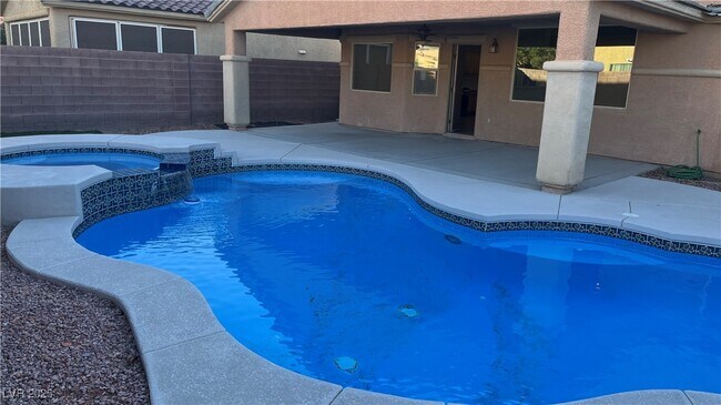 Foto del edificio - 3706 Greenfield Lakes St