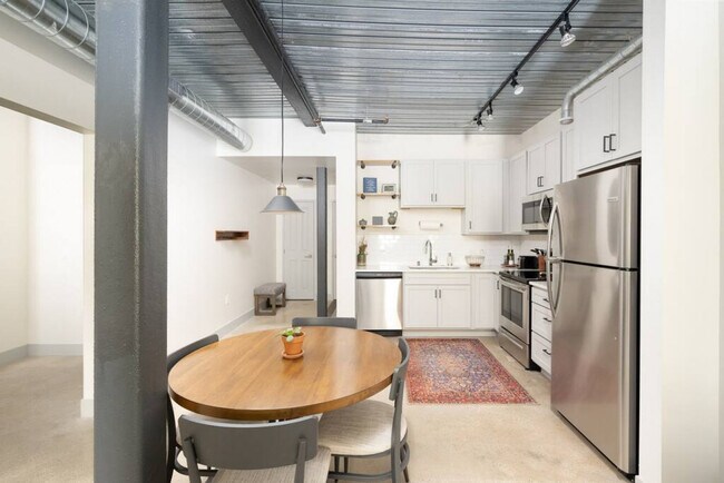 Building Photo - 1009 W Juneau Ave