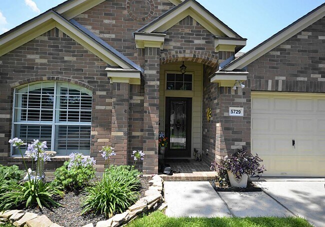 Foto del edificio - 5729 Forest Timbers Dr