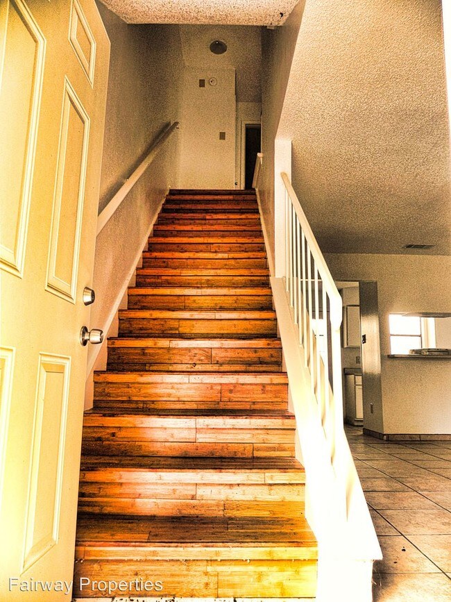 Building Photo - 2 br, 1.5 bath Apartment - 210 W Lake Drive