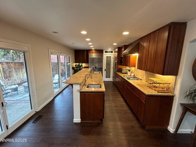 Foto del edificio - 655 E Riverview Cir