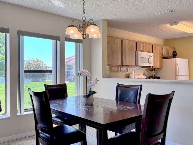 Foto del edificio - Beautiful Lake View 2-Bedroom Condo in Win...