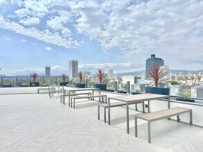 Building Photo - 838 S La Brea Ave
