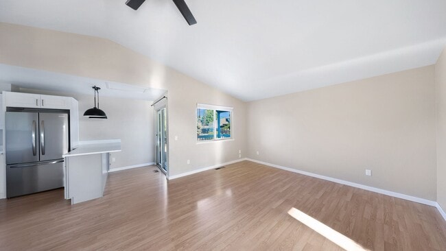 Building Photo - 3 Bed 2 Bath - Large Yard - Group - Dog Fr...