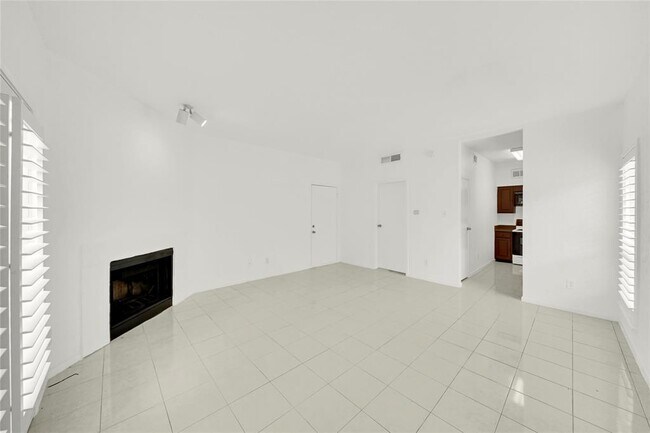 Building Photo - 10855 Meadowglen Ln