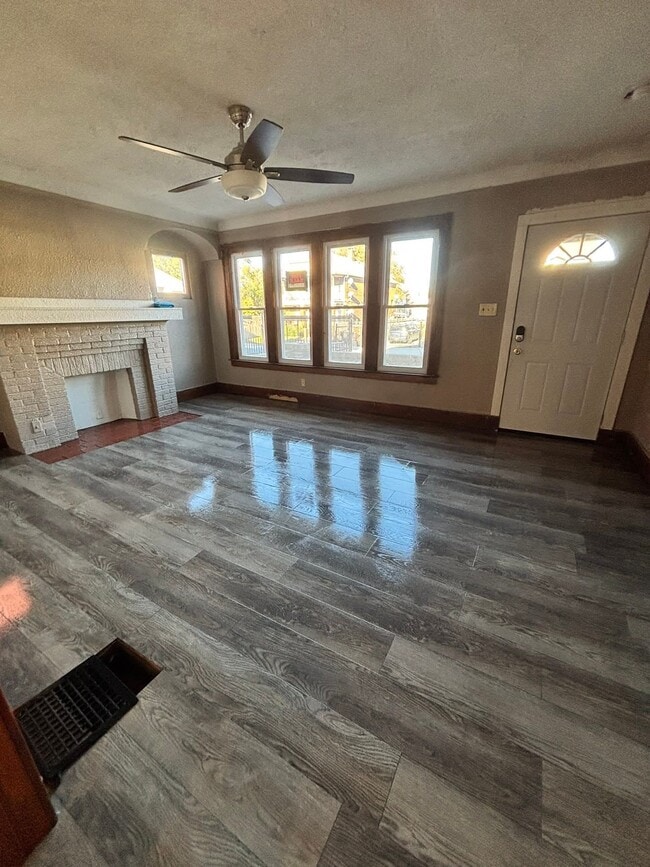 Building Photo - 1719 Central St