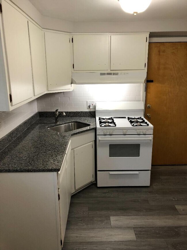 Foto del edificio - 7766 Madison St