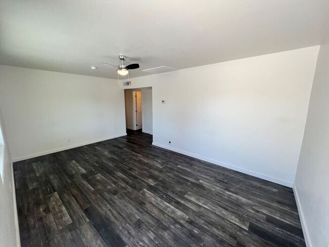 Foto del edificio - 4809 E 4th St