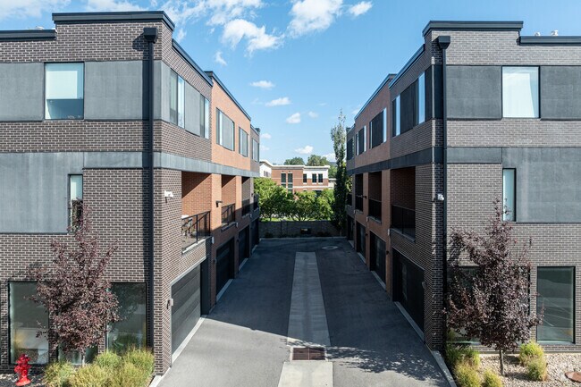 Foto del edificio - Peak Draper Townhomes