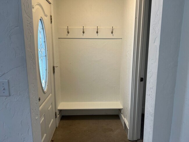 Building Photo - 3 bedroom home downtown!