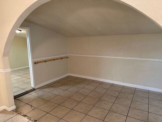 Foto del edificio - 3 BEDROOM, 1 BATH, DOUBLE DRIVE PARKING
