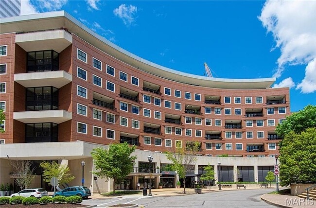Building Photo - 155 Carondelet Plaza