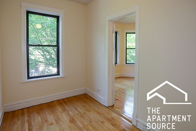 Foto del edificio - 2327 N Southport Ave