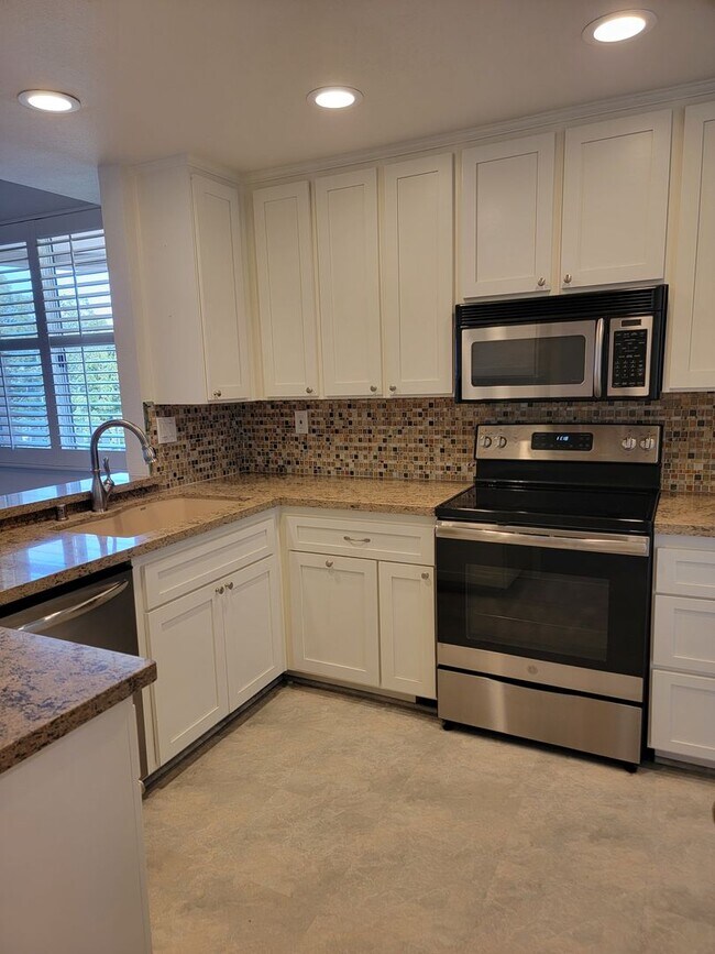 Foto del edificio - GEM IN THE VILLAGE- COX CABLE and WIFI INCLUDED IN THE RENT!