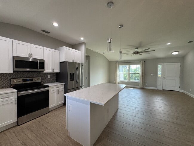 Building Photo - 4310 Zenith Rd