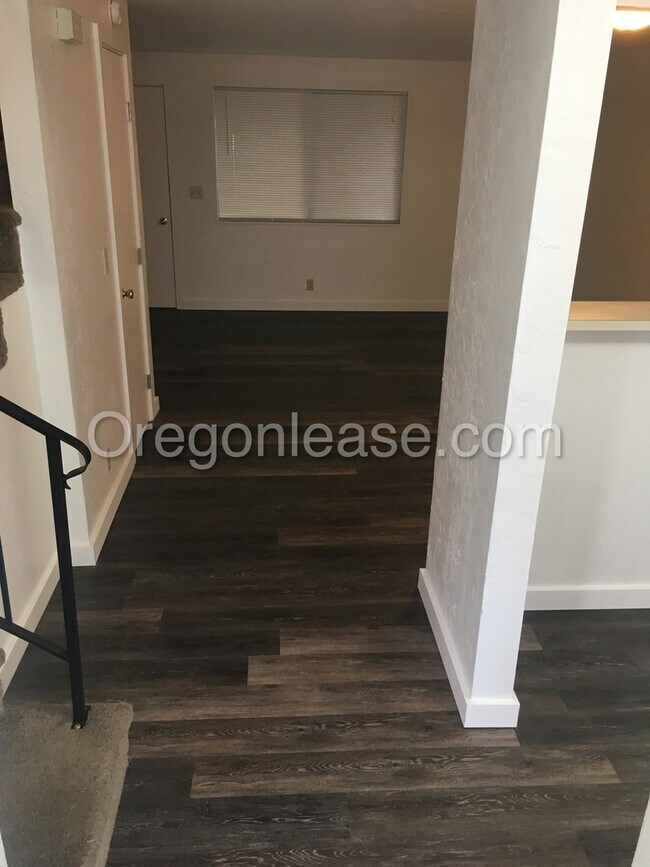 Building Photo - 2 bed 1.5 bath West Springfield Townhouse