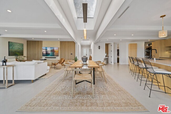 Building Photo - 3221 Bonnie Hill Dr