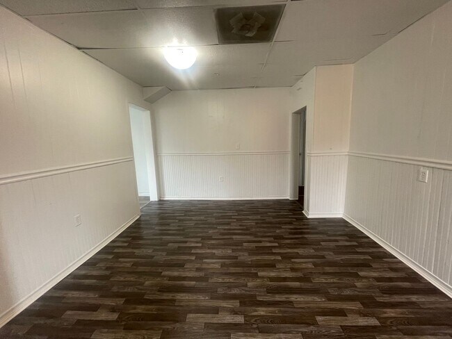 Foto del edificio - Available Now  LARGE 3 Bedroom 1 bath house