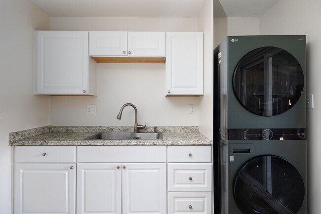 Foto del edificio - 767 Ball Ave