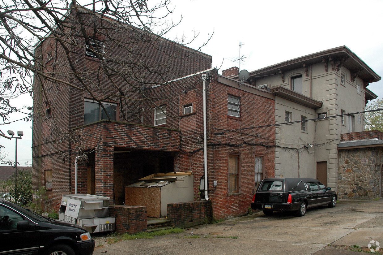 Building Photo - 609 N 43rd St