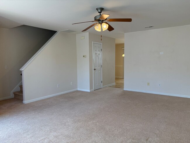 Building Photo - 3 Bedroom, 2.5 Bathroom Townhouse in High ...