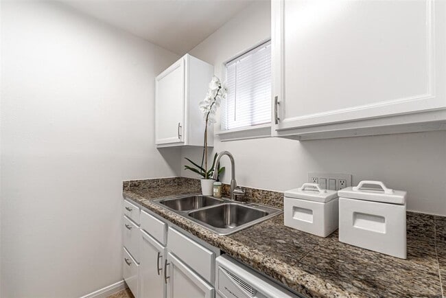 Building Photo - 210 Emerson St