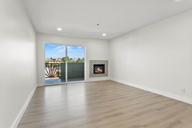 Building Photo - Newly Remodeled 1-Bed Condo in The Spectru...