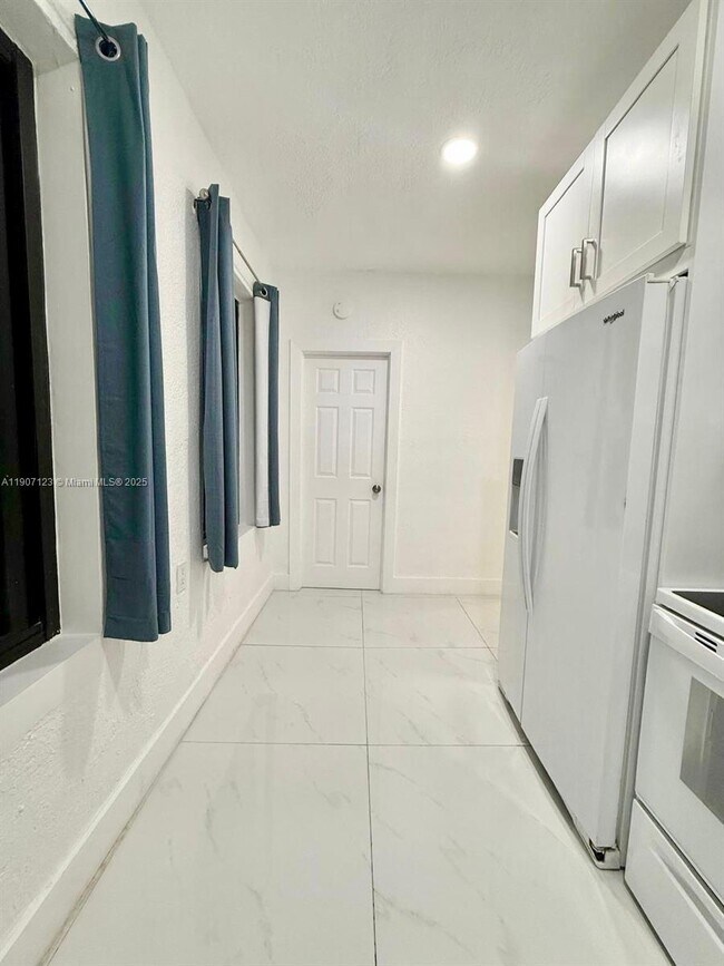 Foto del edificio - 2369 SW 17th Terrace