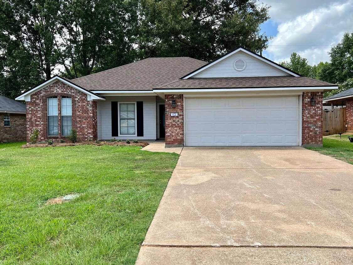 Primary Photo - 421 Red Oak Ln