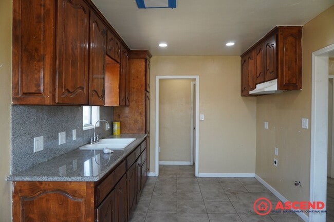 Building Photo - Charming 2 Bed / 1 Bath in 93305 – Pet-Friendly with Pest Control Included!