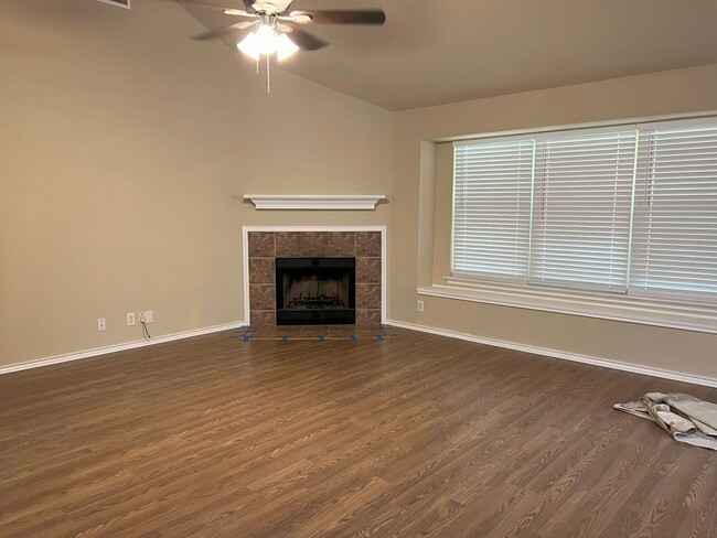 Building Photo - 1025 Linden Grove Dr