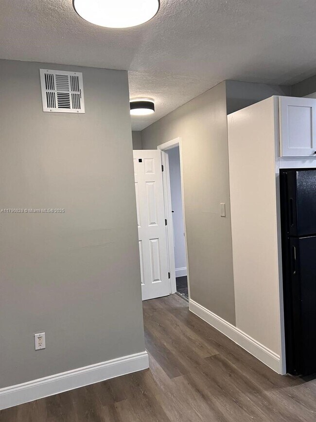 Foto del edificio - 301 NW 177th St